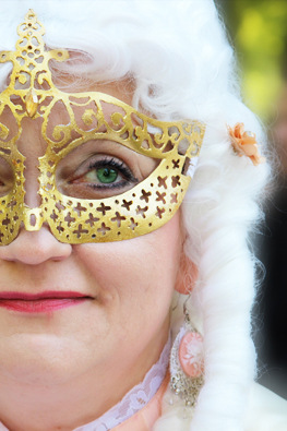 Frau mit goldener Maske